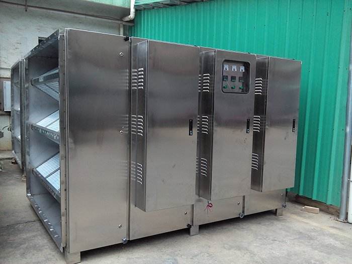 該系統(tǒng)中UV光解凈化器分解惡臭氣體,噴淋吸收塔吸收氯化氫,該組合技術(shù)可有效處理尾氣中的酸性氣和惡臭氣體。