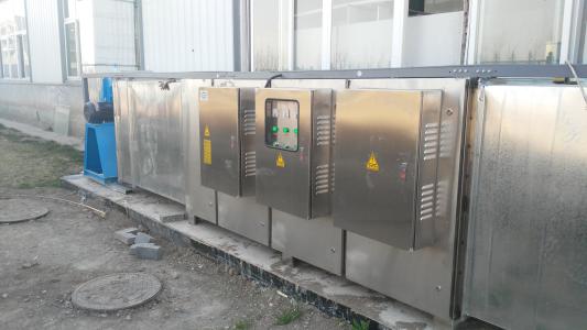 光解凈化設備 造紙廠制漿廢氣處理設備設計安裝利用UV光解凈化設備發出特制的高能UV紫外線光束照射惡臭氣體，裂解H2S、硫化物、VOC類、苯、甲苯、二甲苯的分子鏈結構，使有機或無機高分子惡臭化合物分子鏈，在高能紫外線光束照射下，降解轉變成低分子化合物，如CO2、H2O等。利用高能UV光束裂解惡臭氣體中細菌的分子鍵，破壞細菌的核酸（DNA），再通過臭氧進行氧化反應，徹底達到脫臭及殺滅細菌的目的。