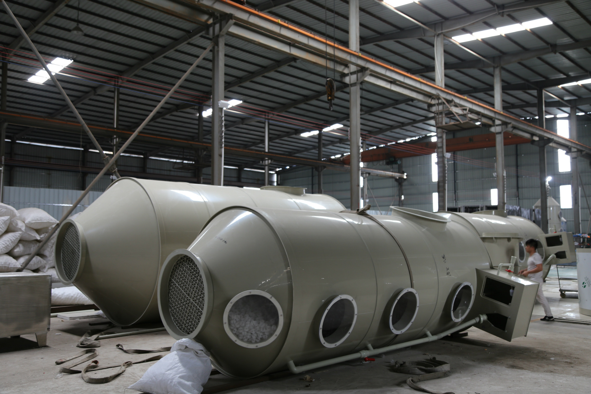 采用該工藝處理某PVC塑料生產企業的生產廢氣，吸收液在噴淋塔循環液中所占體積分數為15%時，廢氣中各污染物指標的去除率達85%以上，對于難處理的苯系物也能較好地去除；處理后廢氣中各污染物指標的含量滿足GB14554—1993《惡臭污染物排放標準》和DB44/27—2001《大氣污染物排放限值》的要求；該工藝裝置運行費用較低，僅為電費和少量藥劑費用，吸收液可循環使用，設備保養及維護簡單，可滿足市場需求。