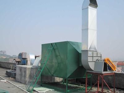 噴淋塔是一種高效、低壓損的除塵設備。噴膠廢氣經噴淋塔水洗、噴淋、過濾后進入UV光解凈化器。  UV光解凈化器是利用納光催化劑TiO2在特定波長的光的照射下產生"電子一空穴"對(一種高能粒子)，這種"電子一空穴"對和周圍的水和氧氣相互作用后具有很強的氧化-還原能力。它能將廢氣中的苯類、醛類、烴類等污染物直接分解成無害無味的物質，進行分解破壞，達到了消除空氣污染的目的。  活性炭吸附器是根據活性炭多孔性和吸附性的原理從而設計的，由于活性炭表面存在著未平衡飽和的分子力或化學鍵力，當活性炭與廢氣接觸時，就能吸附廢氣分子，從而達到凈化效果。