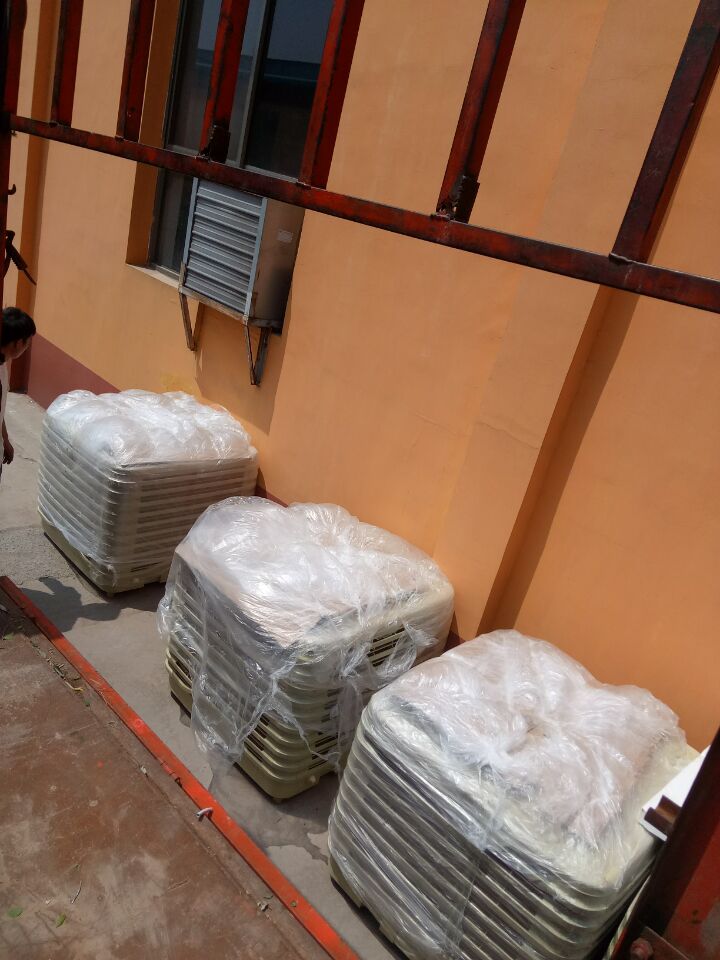 大型工廠降溫需要收益空調(diào)結(jié)合管道局部崗位送風(fēng) 而一般大的廠房就可以用水風(fēng)機(jī)整體降溫即可大型廠房面積大、有熱源，如何降溫？安裝環(huán)?？照{(diào)輸送大量涼爽鮮風(fēng)進(jìn)入車間；大量涼風(fēng)中和車間內(nèi)溫，吹人吹設(shè)備效果更佳；百平方只需一度電，降溫同時(shí)還可改善異味；舒適的工作環(huán)境、大大提高員工生產(chǎn)效率。