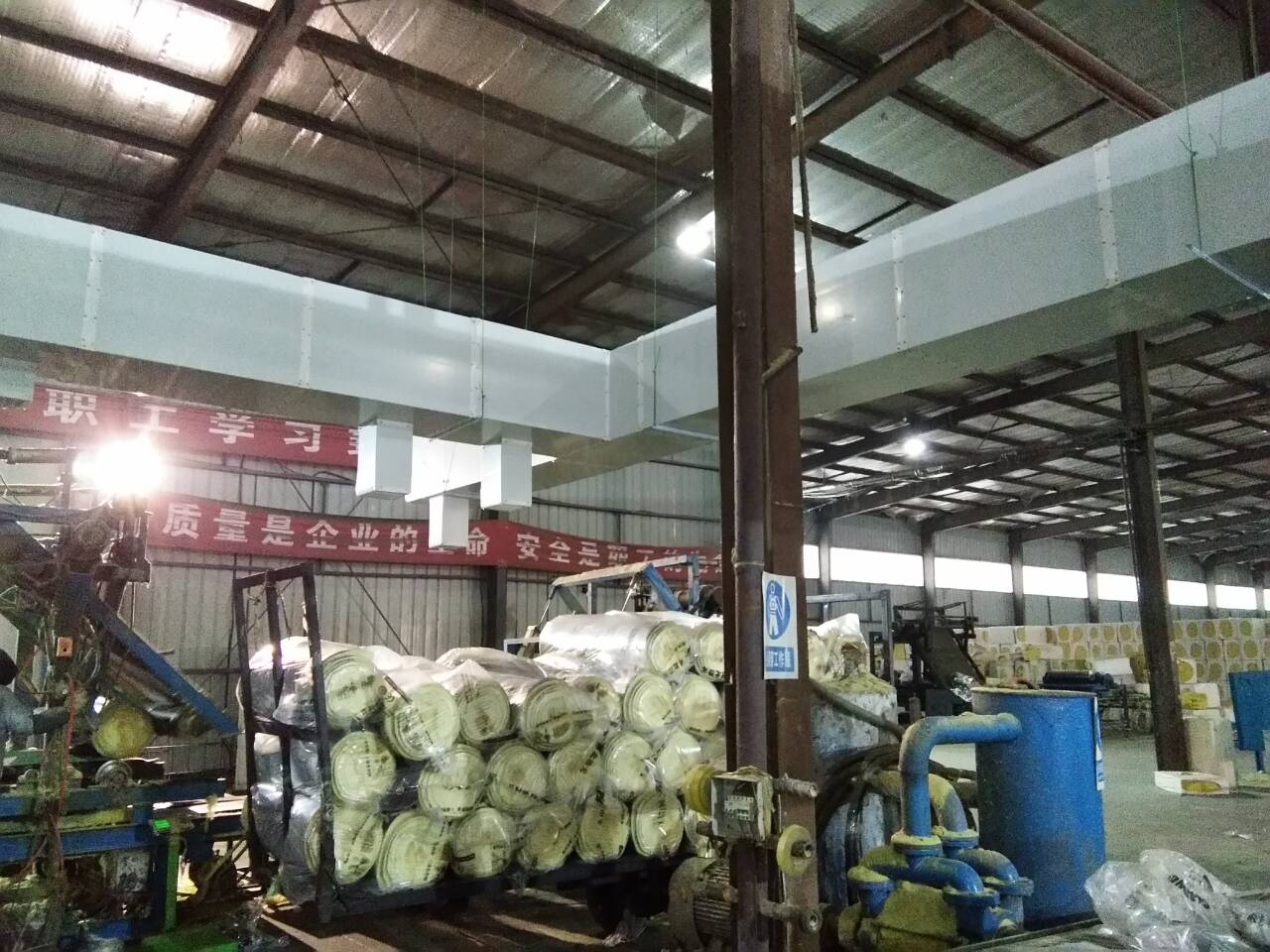 大型節能吊扇舒適的自然風解決了以下問題  1、物流園多為鋼結構現場，到了夏天，室內溫度比室外溫度高！  2、工作場所面積大的空氣不流通等，員工的工作環境普遍不好，工作效率低，有時會因悶熱而中暑。  3、工廠工作環境差，員工流動性大，企業人工費增加。  4、物流現場、倉庫面積大，員工分散，主要用于堆積貨物，降溫換氣設備難以選擇！