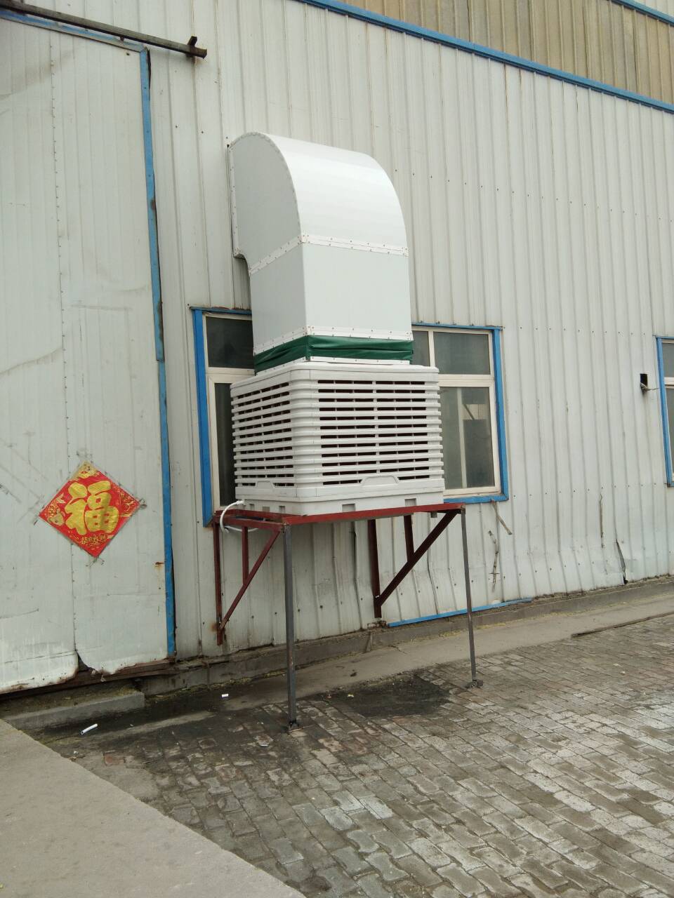 　車間降溫設備是根據水蒸發吸熱降溫的物理原理進行降溫的，所以該降溫設備運行成本是極低的。這樣人員的降溫問題解決了，投資成本也能控制在合理的范圍。