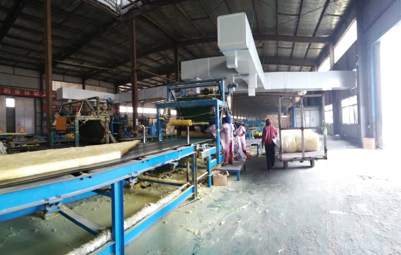 對車間內工作的工人是一種煎熬，為了避免一些車間會產生工人中暑，車間降溫是企業公司必須進行的。特別是到夏季了，很多廠房車間就要考慮高溫問題了，一般的方法效果不大，還多花錢，尤其是在廠生產車間，溫度高，不能保證的品質。因此，選擇適合的車間降溫設備是夏季降溫的關鍵。