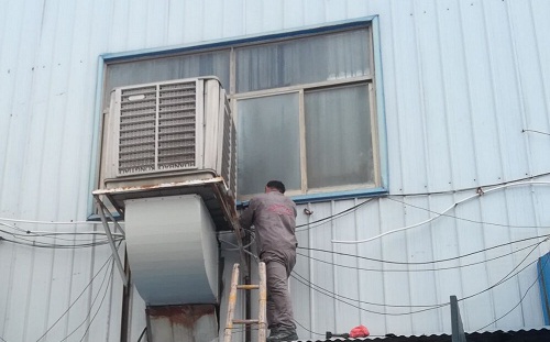 工廠降溫一般有幾個方法： 1、安裝傳統的空調、中央空調等。 優點：降溫效果好。缺點：投入成本大、耗電。 2、安裝吊扇、牛角扇、落地扇。 優點：成本低。缺點：效果差。 3、安裝負壓風機、降溫水簾、環保空調，等降溫設備。 優點：降溫范圍廣、降溫成本低、投入成本中等、可以改善廠房工作環境。 缺點：影響美觀、安裝體積大、降溫效果中等。