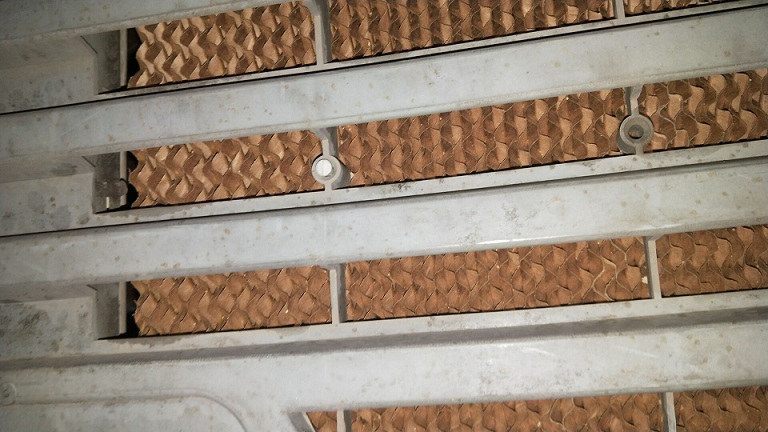 蒸發降溫系統的原理就是加濕水簾紙的表面并從紙的表面蒸發出水蒸氣?？諝饨涍^水簾紙的進風管的長度和角度，會對得到的水蒸氣的量造成影響。當空氣穿過水簾紙的時候，3/8英寸（1cm）的進風管直徑可以產生很好的氣體阻力，因為當氣體通過水簾紙時會產生摩擦力，摩擦力引起溫度上升，會產生較高水平的蒸發作用。