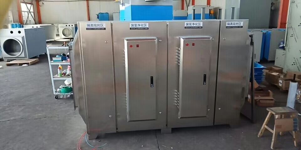 1.離心式風(fēng)機(jī)，風(fēng)機(jī)壓頭高，噪聲小，其中采用機(jī)翼形葉片的后彎式風(fēng)機(jī)是一種低噪聲高效風(fēng)機(jī)。 2.軸流式風(fēng)機(jī)，在葉輪直徑、轉(zhuǎn)速相同的情況下,風(fēng)壓比離心式低,噪聲比離心式高，主要用于系統(tǒng)阻力小的通風(fēng)系統(tǒng);優(yōu)點(diǎn)：體積小、安裝簡(jiǎn)便，可以直接裝設(shè)在墻上或管道內(nèi)。 3.安裝負(fù)壓風(fēng)機(jī)與水簾后，再把地下深井水抽上來(lái)直接供給水簾，（地下水一般溫度在16-20度）室外35度，車間內(nèi)溫度能控制在24-28度左右。基本上和空調(diào)一樣的效果。 4.部分家采用光解凈化設(shè)備，其運(yùn)行成本低：本設(shè)備無(wú)任何機(jī)械動(dòng)作，無(wú)噪音，無(wú)需專人管理和日常維護(hù)，只需作定期檢查，本設(shè)備能耗低，（每處理1000立方米/小時(shí)，僅耗電約0.35度電能），設(shè)備風(fēng)阻極低＜50pa,可節(jié)約大量排風(fēng)動(dòng)力能耗。