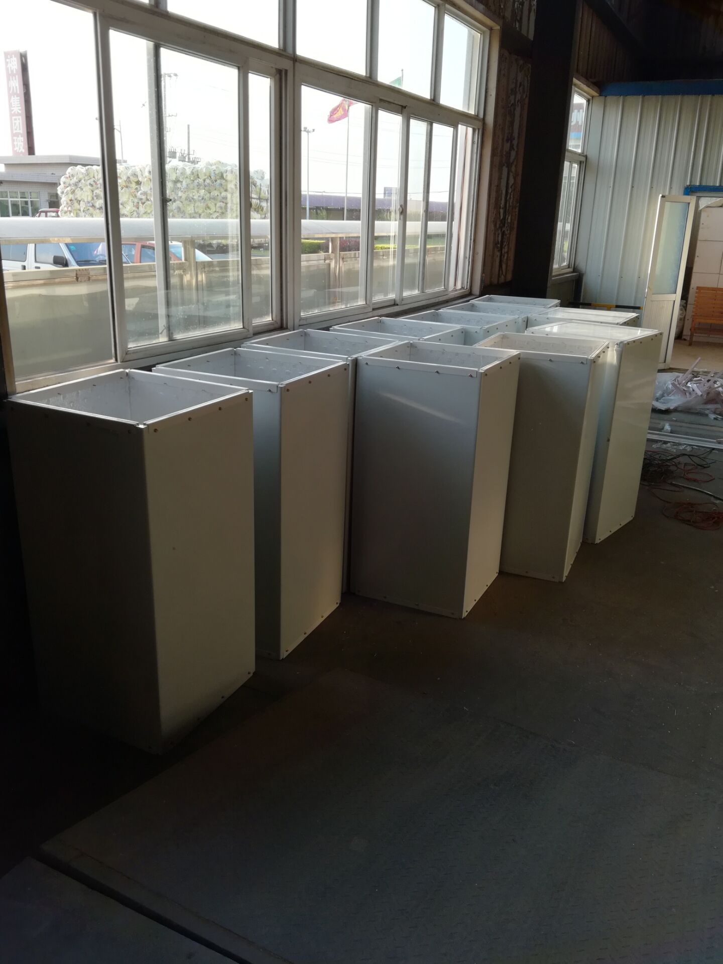 有人想到了一個簡單有效的辦法：在車間放冰塊降溫，放在風扇前，吹出來的風比之間涼爽許多，很多客戶采用負壓降溫水簾風機或正壓降溫環保空調降溫方式，不僅價格親民而且還能通風換氣降溫