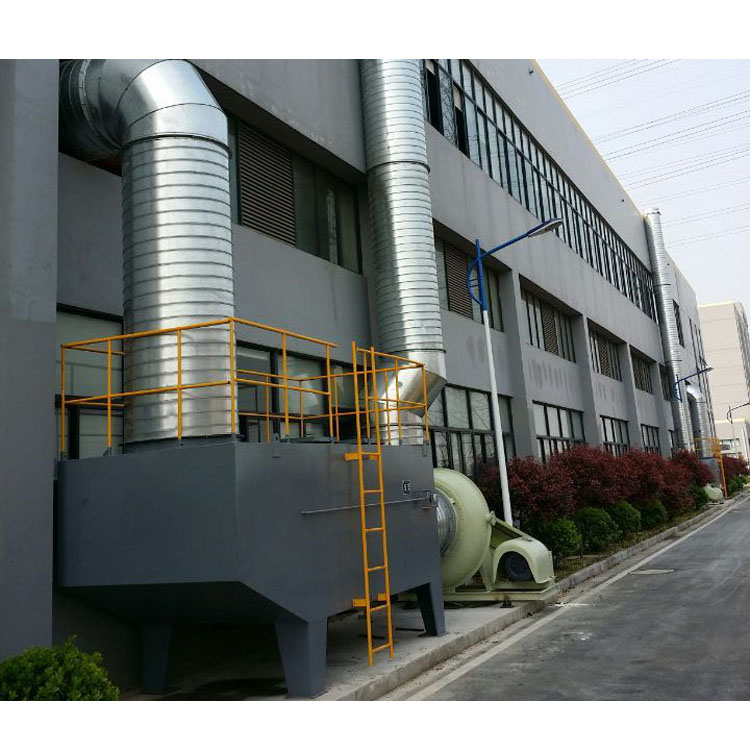 合成香料的精細(xì)化工生產(chǎn)企業(yè)，主要有醇類、酮類、醛類、酯類、酸類、醚類和酰胺類等七大類十多個(gè)香料品種，其使用的原材料主要為乙醛、乙醇、甲苯、乙酸等有機(jī)原料，其產(chǎn)生的廢氣也都是含有醛類、醇類、酮類、酯類、酸類、醚類的有機(jī)廢氣，廢氣經(jīng)～套8000立方/,b時(shí)堿洗加活性炭吸附裝置處理后，經(jīng)3O米煙囪排放，雖然廢氣排口污染物含量符合標(biāo)準(zhǔn)，但排放中的異味還是不能有效去除，廢氣需要進(jìn)一步處理，消除潛在危害
