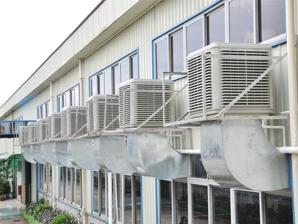  工廠通風降溫方案該怎么設計比較好呢？可以根據工廠車間環境的不同，設計環保空調不同的工廠降溫方案，如工廠車間人員崗位固定就設計環?？照{崗位通風降溫方案，只針對有人員的地方做降溫，其他的區域則不做，這樣既能很好地節省成本，又能快速達到工廠降溫通風的效果，那么像人員散漫，工廠車間面積大可設計環?？照{整體降溫通風方案，