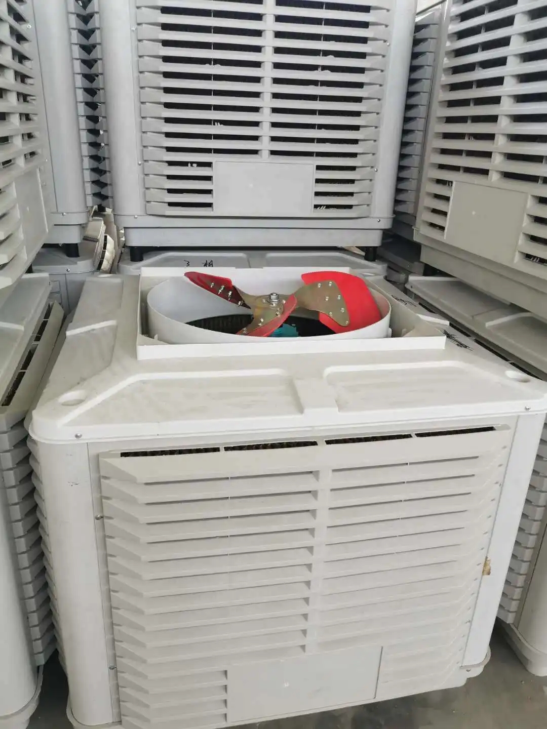 工廠廠房還可以只針對(duì)員工崗位進(jìn)行崗位降溫通風(fēng)的設(shè)計(jì)，上述所使用的環(huán)?？照{(diào)也可以應(yīng)對(duì)這種情況，安裝雖然是在外墻，但是可以通過管道送風(fēng)的方式，針對(duì)每個(gè)崗位進(jìn)行直接的送風(fēng)，這種局部的降溫方式相對(duì)更為節(jié)能解決成本，大大的節(jié)省了投資的成本。